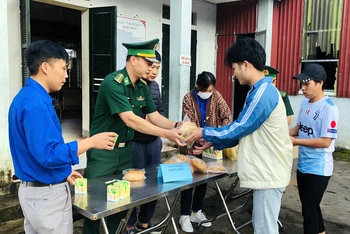 Cán bộ chiến sĩ Đồn Biên phòng Dào San hỗ trợ xuất ăn sáng miễn phí cho thi sinh tại điểm thi Dào San.