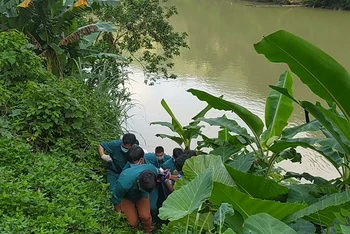 Lực lượng tìm kiếm đưa thi thể nạn nhân Dương Văn Quyền lên bờ.