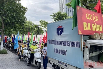Các lực lượng trên địa bàn quận Ba Đình tham gia diễu hành kỷ niệm Ngày dân số thế giới 11/7.