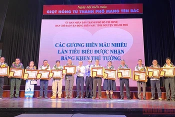 12 cá nhân có thành tích xuất sắc hiến máu liên tục nhiều năm tại Thành phố Hồ Chí Minh nhận Bằng khen của Thủ tướng Chính phủ.