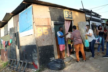 Trao thực phẩm hỗ trợ người dân nghèo bị ảnh hưởng bởi đại dịch Covid-19 tại Rio de Janeiro, Brazil. (Ảnh: REUTERS)