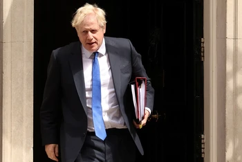 Thủ tướng Anh Boris Johnson bên ngoài văn phòng trên Phố Downing, London, Anh, ngày 6/7/2022. (Ảnh: REUTERS)