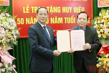 Đồng chí Trần Quang Phương trao huy hiệu 50 năm tuổi Đảng cho Thượng tướng Huỳnh Ngọc Sơn.
