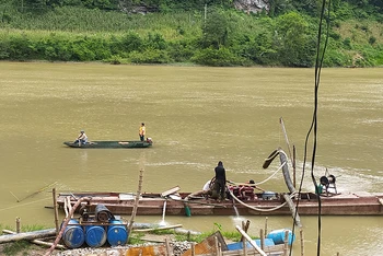 Lực lượng tìm kiếm sử dụng thuyền, ca nô tìm kiếm dọc sông, suối, trên lòng hồ sông Gâm.