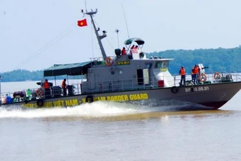 Bộ đội Biên phòng tỉnh Sóc Trăng tuần tra, ngăn chặn tàu cá khai thác hải sản bất hợp pháp tại vùng biên giới biển. (Ảnh: TTXVN)