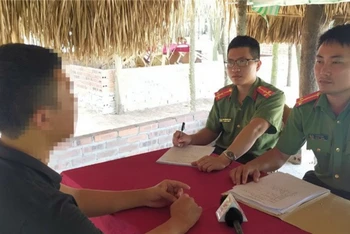 Một nạn nhân (áo đen, bên trái) bị lừa đảo bán sang Campuchia với lời hứa 'việc nhẹ, lương cao. (Ảnh minh họa. Nguồn: Bộ Công an)