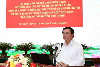 Đồng chí Nguyễn Xuân Thắng giới thiệu tác phẩm tại Hội nghị.