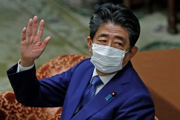 Ông Abe Shinzo tham gia phiên họp của Hạ viện Nhật Bản, ngày 25/12/2020. (Ảnh: Reuters)