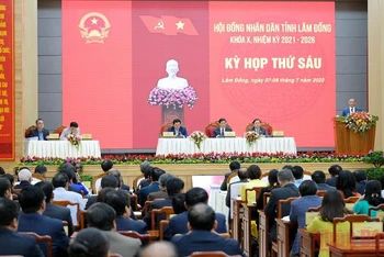 Quang cảnh phiên chất vấn và trả lời chất vấn tại Kỳ họp thứ sáu, Hội đồng nhân dân tỉnh Lâm Đồng khóa 10.