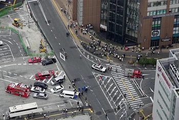 Cảnh sát và xe cứu thương tại hiện trường ông Abe bị bắn. (Ảnh: Reuters/Kyodo)