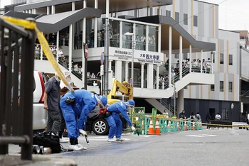 Cảnh sát làm việc tại hiện trường vụ tấn công ông Abe. (Ảnh: Kyodo) 