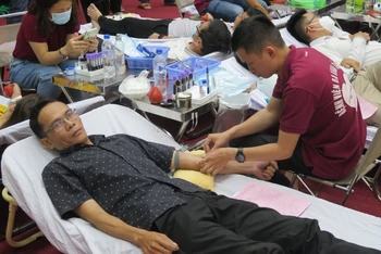 Đông đảo tầng lớp nhân dân trên địa bàn thành phố Kon Tum tham gia hiến máu tình nguyện.