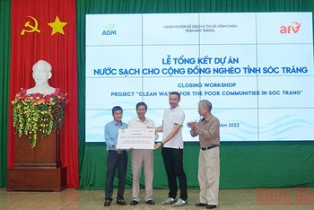 Tập đoàn ADM trao bảng tượng trưng tài trợ kinh phí cho hộ nghèo nông thôn Sóc Trăng được tiếp cập nước sạch.