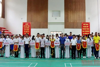 Ban Tổ chức trao cờ lưu niệm cho các vận động viên tham gia Hội thi.