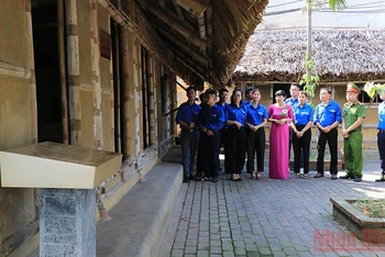 Đoàn viên, thanh niên tham quan tại Nhà lưu niệm Tổng Bí thư Nguyễn Văn Cừ tại phường Phù Khê, thành phố Từ Sơn, tỉnh Bắc Ninh.