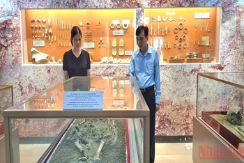 Gian trưng bày hiện vật khảo cổ học Đồng Đậu.