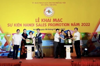 Các đại biểu tham gia khai mạc sự kiện “Hà Nội Sales Promotion”.