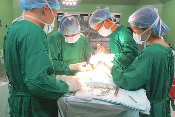 Các y bác sĩ tiến hành mổ dị tật tim bẩm sinh cứu kịp thời bệnh nhi Lê Văn H.