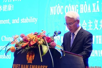 Đại sứ Phạm Sao Mai phát biểu ý kiến. (Ảnh: VI SA)