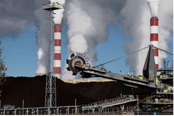 Khí thải từ Nhà máy điện Belchatow, nhà máy điện đốt than lớn nhất châu Âu ở Rogowiec, Ba Lan ngày 20/10/2022. (Nguồn: Reuters)