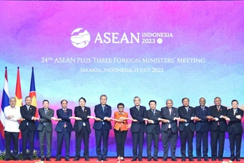 Các Bộ trưởng Ngoại giao ASEAN+3 chụp ảnh chung tại Hội nghị. 
