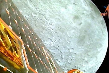 Hình ảnh Mặt trăng được tàu đổ bộ Chandrayaan-3 ghi lại trong quá trình tiến vào quỹ đạo Mặt trăng ngày 5/8/2023. (Ảnh: ISRO/Reuters)