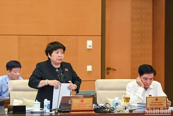Chủ nhiệm Ủy ban Xã hội Nguyễn Thúy Anh báo cáo tại phiên họp sáng 20/9. (Ảnh: DUY LINH)