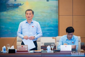 Chủ nhiệm Ủy ban Khoa học, Công nghệ và Môi trường Lê Quang Huy báo cáo tóm tắt kết quả giám sát trong phiên họp sáng 12/10. (Ảnh: DUY LINH)