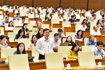 Đại biểu Nguyễn Quốc Luận (Đoàn Yên Bái) phát biểu ý kiến thảo luận ở hội trường chiều 26/10. (Ảnh: THỦY NGUYÊN)