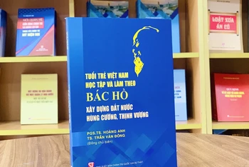 Cuốn sách “Tuổi trẻ Việt Nam học tập và làm theo Bác Hồ xây dựng đất nước hùng cường, thịnh vượng” vừa được Nhà Xuất bản Chính trị quốc gia Sự thật ấn hành.