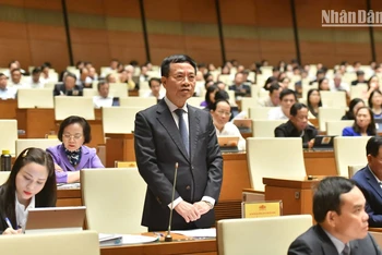 Bộ trưởng Thông tin và Truyền thông Nguyễn Mạnh Hùng trả lời chất vấn của đại biểu Quốc hội. (Ảnh: ĐĂNG KHOA)