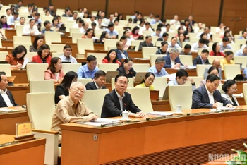 Các đồng chí lãnh đạo Đảng, Nhà nước và các đại biểu Quốc hội tham dự phiên chất vấn ngày 7/11. (Ảnh: ĐĂNG KHOA)