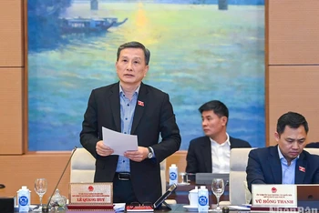 Chủ nhiệm Ủy ban Khoa học, Công nghệ và Môi trường của Quốc hội Lê Quang Huy báo cáo một số vấn đề lớn về việc giải trình, tiếp thu, chỉnh lý dự thảo Luật Viễn thông (sửa đổi). (Ảnh: DUY LINH) 