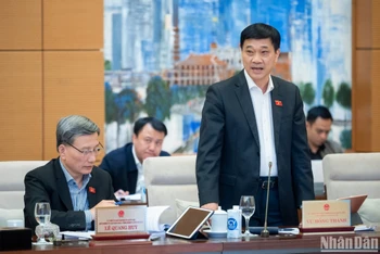Chủ nhiệm Ủy ban Kinh tế Vũ Hồng Thanh phát biểu ý kiến tại phiên họp của Ủy ban Thường vụ Quốc hội chiều 14/11. (Ảnh: DUY LINH)