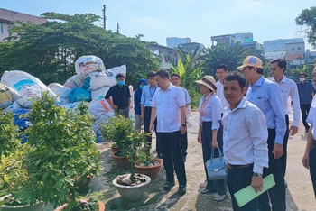 Lãnh đạo Thành phố Hồ Chí Minh cùng các sở, ban, ngành liên quan kiểm tra thực tế điểm nguy cơ phát sinh lăng quăng trên địa bàn phường Hiệp Bình Chánh, thành phố Thủ Đức. (Ảnh HCDC)
