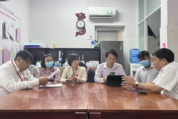 Tổ công tác Sở Y tế làm việc tại Bệnh viện Lê Văn Thịnh về trường hợp tử vong và các trường hợp ngộ độc đang điều trị tại bệnh viện. (Ảnh: Sở Y tế cung cấp) 