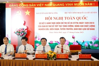 Lãnh đạo Ban Tuyên giáo Trung ương, Học viện Chính trị quốc gia Hồ Chí Minh, Tỉnh ủy Thừa Thiên Huế và các ban, ngành chủ trì và điều hành hội nghị.