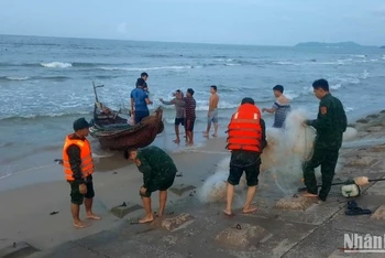 Lực lượng Biên phòng Vinh Hiền phối hợp với các lực lượng tại địa phương tích cực tìm kiếm các em học sinh đuối nước trên biển. (Ảnh: Bộ đội Biên phòng cung cấp)