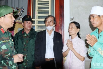 Phó Tư lệnh Quân khu 4 thăm hỏi, động viên, chia buồn cùng gia đình ông Nguyễn Đình Đức.