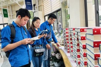 Các đại biểu tham quan, tìm hiểu trưng bày, giới thiệu sách tại Thư viện Hà Nội.