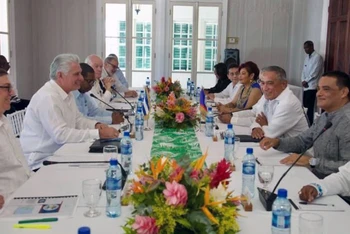 Chủ tịch nước Cộng hòa Cuba Miguel Diaz-Canel hội đàm với Thủ tướng Belize John Briceno. (Ảnh Granma) 