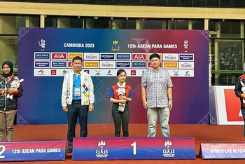 Nguyễn Thị Hồng giành Huy chương Vàng cá nhân và đồng đội nội dung V1-B2/B3 môn cờ vua. (Ảnh: THÁI DƯƠNG) 