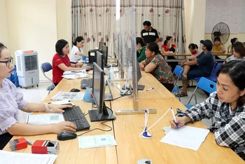 Người lao động đến Trung tâm Dịch vụ việc làm tỉnh Bắc Giang làm thủ tục đề nghị hưởng trợ cấp thất nghiệp. (Ảnh Minh Thắng) 