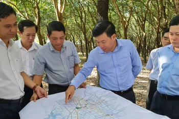 Bí thư Tỉnh ủy Bình Phước Nguyễn Mạnh Cường (thứ tư, từ trái sang) kiểm tra công tác lập kế hoạch ở thực địa. 