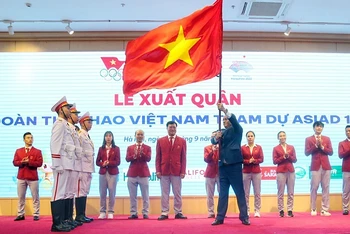 Phó Chủ tịch Quốc hội Trần Quang Phương trao cờ cho Đoàn thể thao Việt Nam. (Ảnh TTXVN)