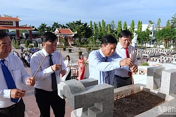 Lãnh đạo tỉnh Cà Mau viếng, thắp hương tri ân anh hùng liệt sĩ tại Nghĩa trang Liệt sĩ tỉnh Cà Mau.
