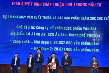 Chủ tịch Ủy ban nhân dân tỉnh Trần Huy Tuấn trao quyết định chấp nhận đầu tư cho Công ty cổ phần Dược phẩm Yên Bái.