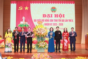 Phó Chủ tịch Bùi Thị Thơm tặng hoa chúc mừng Đại hội.