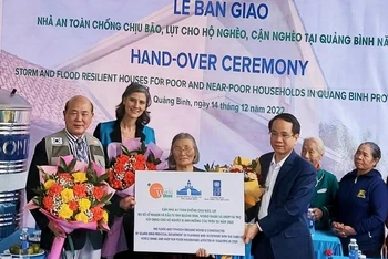 Đại diện lãnh đạo tỉnh Quảng Bình và các tổ chức quốc tế bàn giao nhà cho bà Trần Thị Hiền ở xã Tân Ninh, huyện Quảng Ninh.