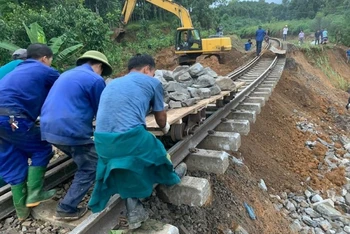 Công nhân Công ty cổ phần Đường sắt Yên Lào khắc phục lún sụt để thông tàu.